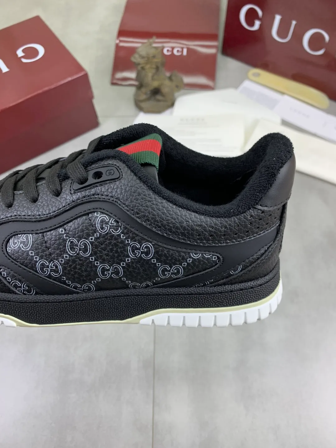 Men's men's shoes 💰P542 new Gucci Gucci couple 🧑‍🤝‍🧑 autumn and winter low-end catwalk casual sneakers, top version! Oil edge craftsmanship. New model for early spring, creating a perfect style, cool and sassy, ​​c-position fashionable wear, classic shoe style with retro and futuristic feel, showing exquisite texture! Open mold to customize high-density outsole. Comes fully packaged. Size: 35-45 Fabric: Imported calfskin punching Lining: Imported original towel lining